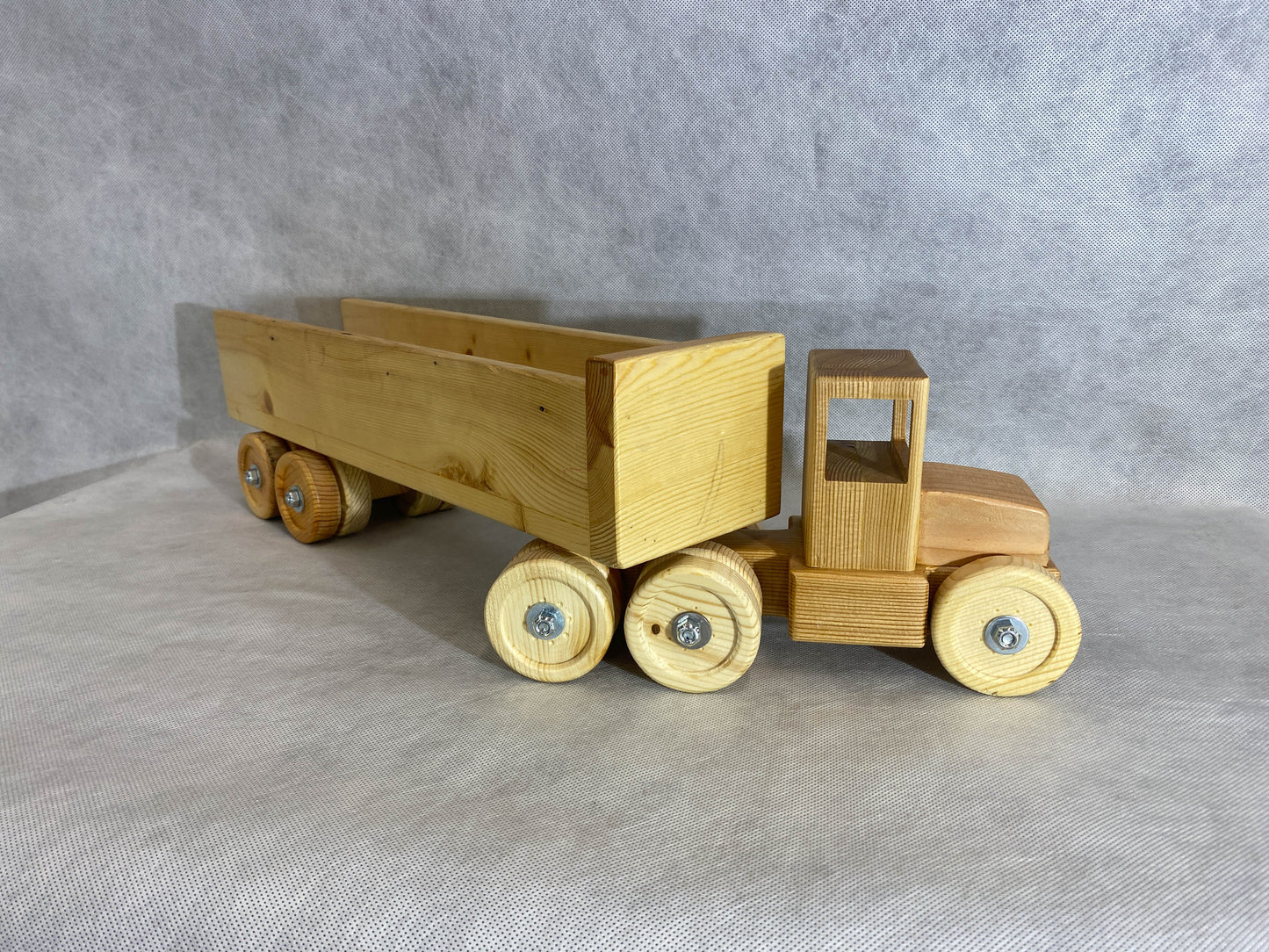 Wooden Tractor/Trailer  18 wheel Semi Truck