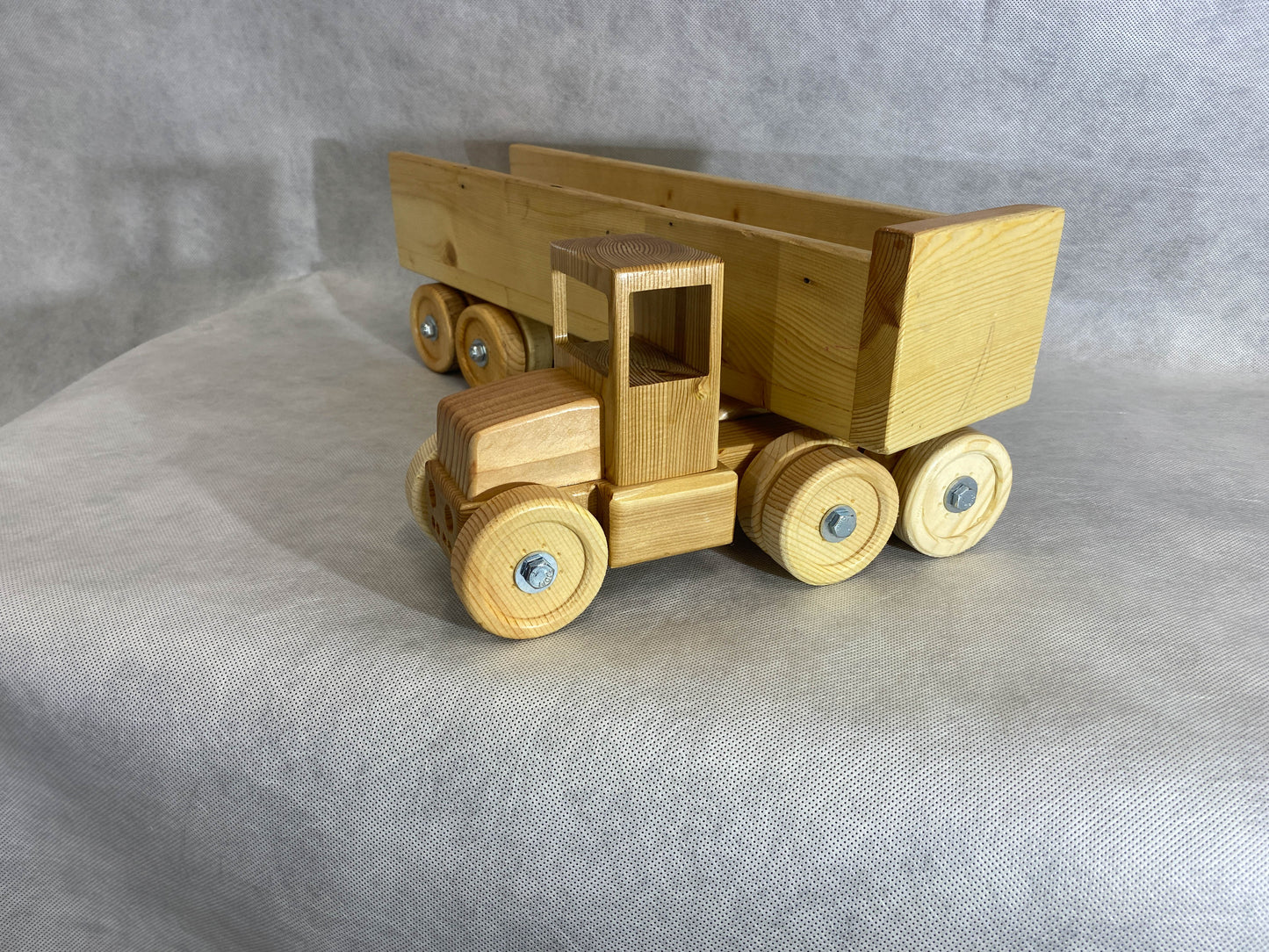 Wooden Tractor/Trailer  18 wheel Semi Truck