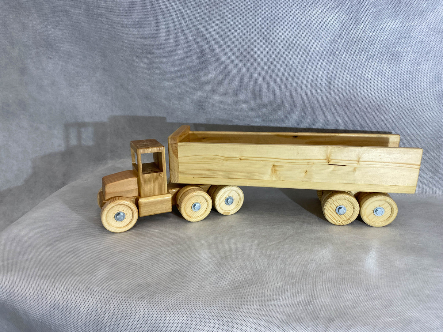 Wooden Tractor/Trailer  18 wheel Semi Truck